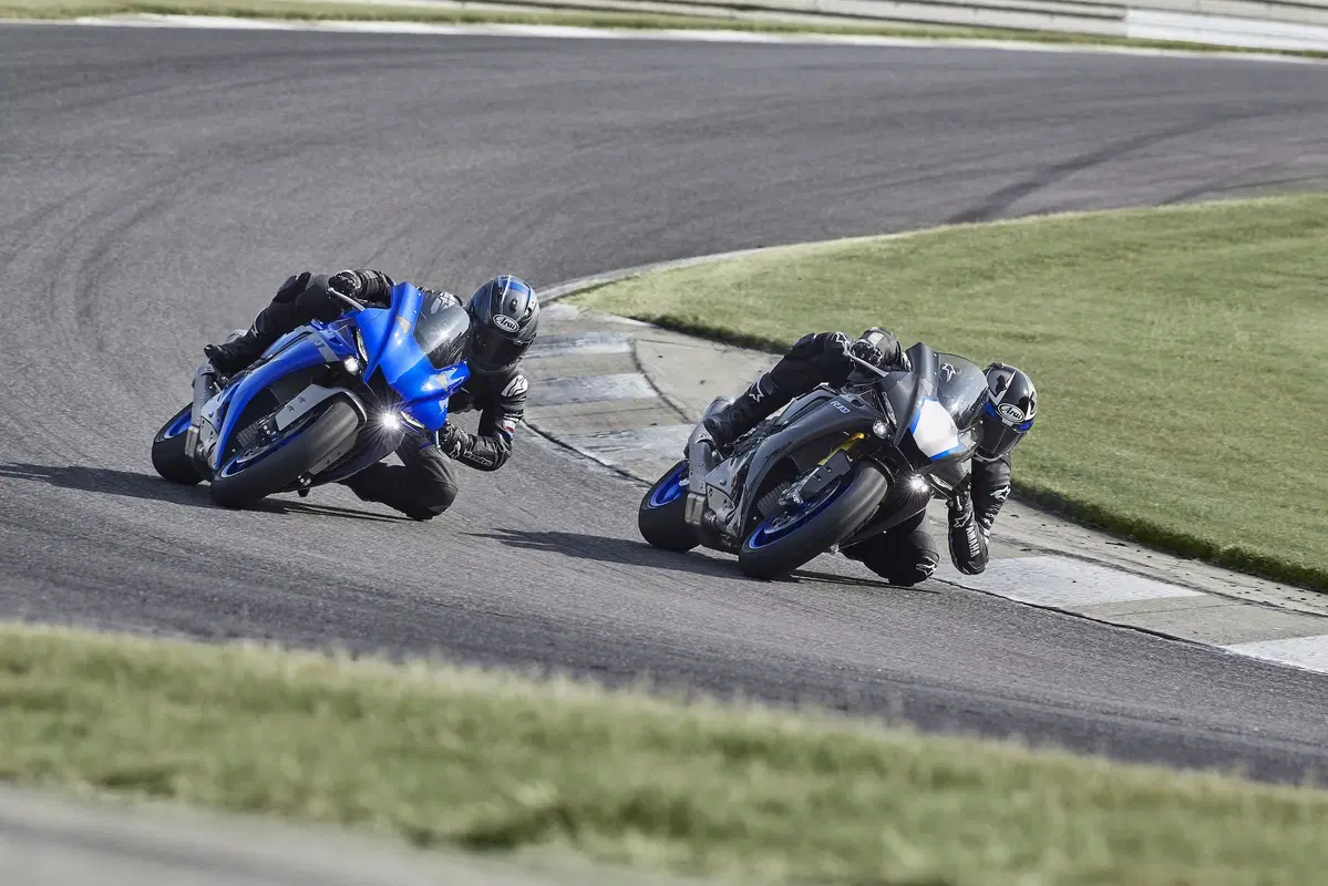 Yamaha YZF-R1 e YZF-R1M 2020. Più affilata, raffinata e bella (4)