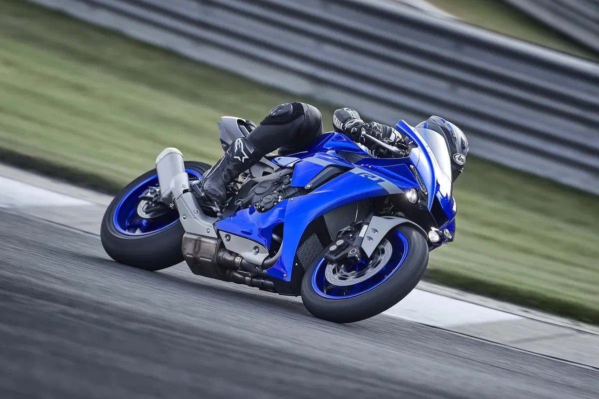 Yamaha YZF-R1 e YZF-R1M 2020. Più affilata, raffinata e bella (6)