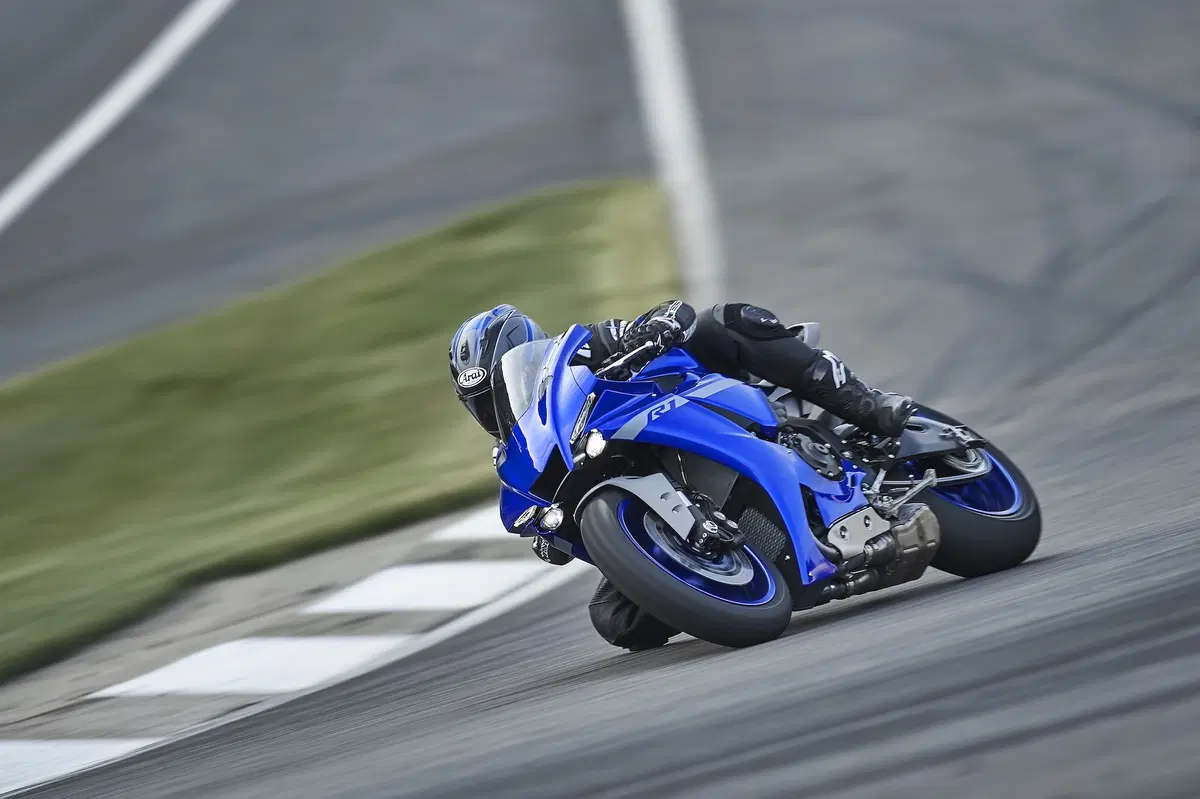Yamaha YZF-R1 e YZF-R1M 2020. Più affilata, raffinata e bella (5)