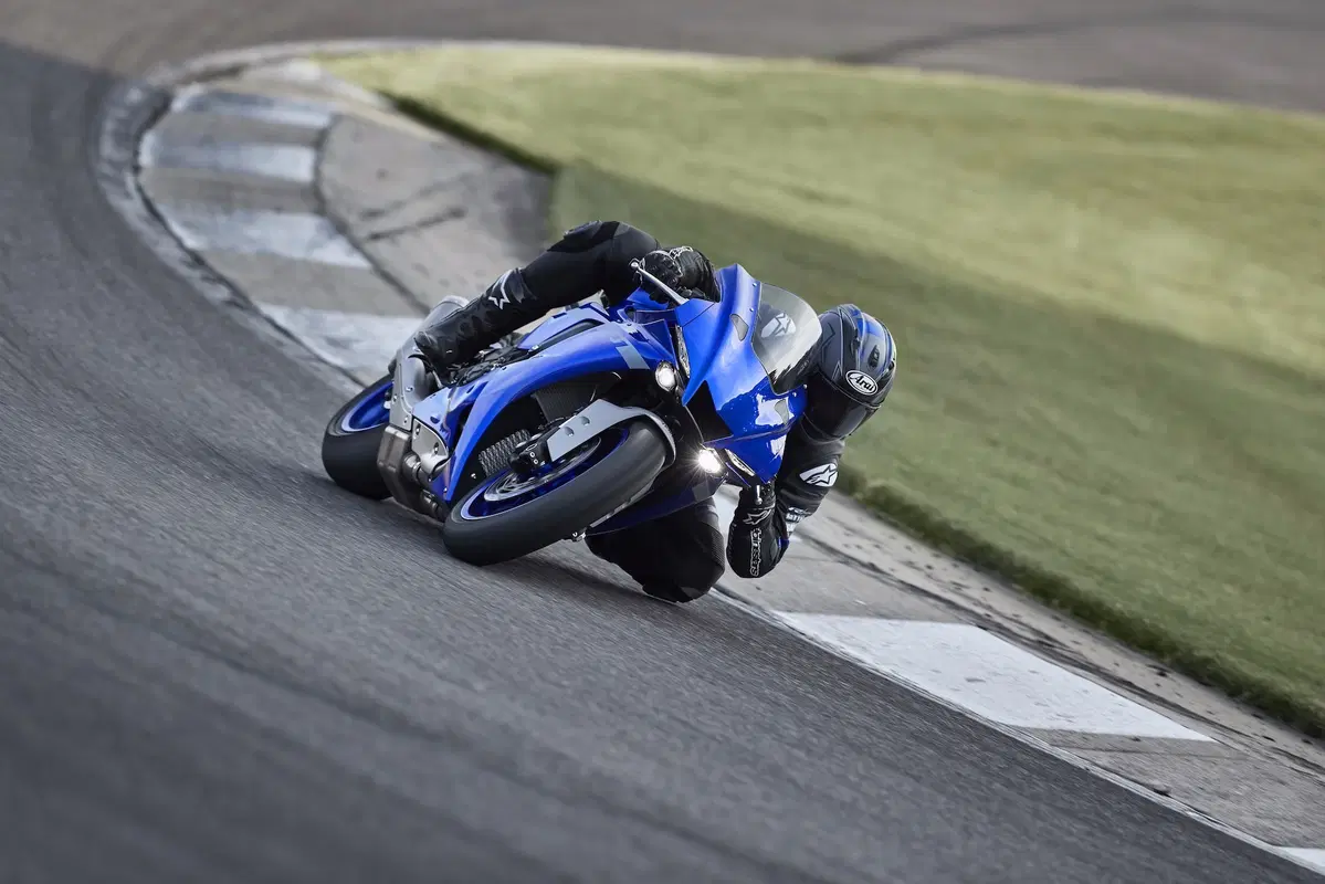 Yamaha YZF-R1 e YZF-R1M 2020. Più affilata, raffinata e bella (7)