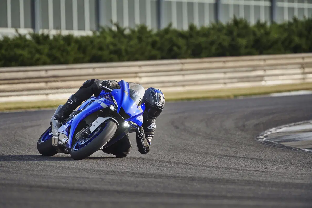 Yamaha YZF-R1 e YZF-R1M 2020. Più affilata, raffinata e bella (8)