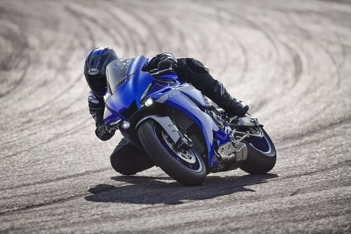 Yamaha YZF-R1 e YZF-R1M 2020. Più affilata, raffinata e bella (10)