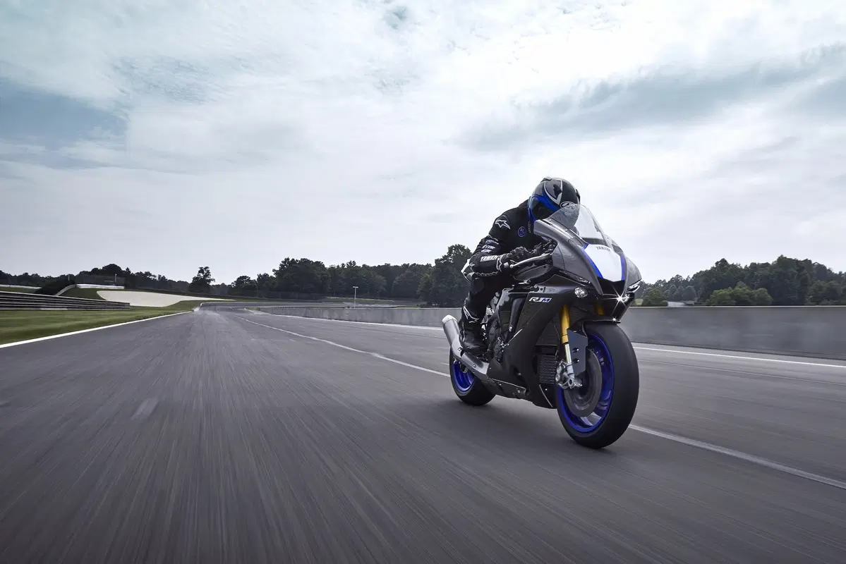 Yamaha YZF-R1 e YZF-R1M 2020. Più affilata, raffinata e bella (11)