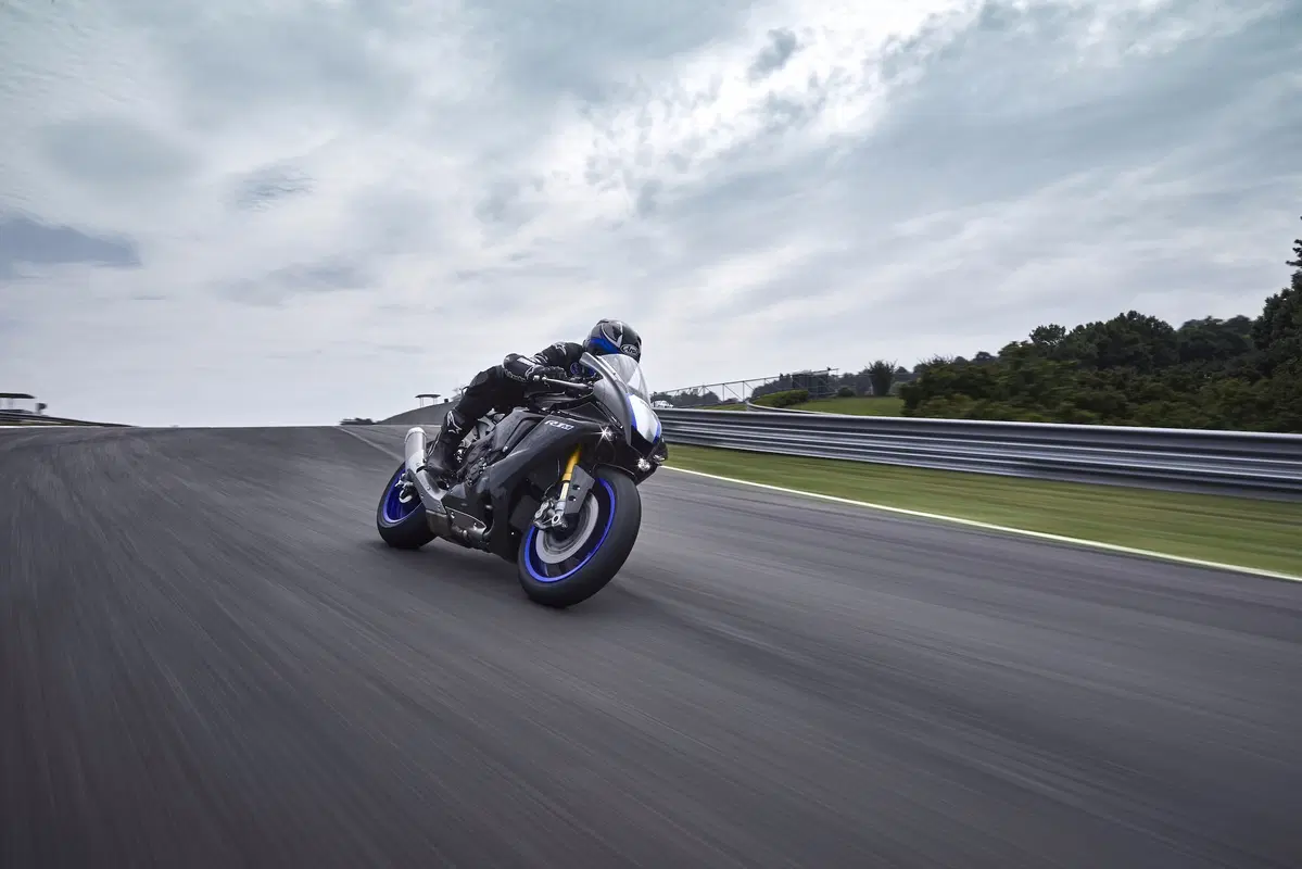 Yamaha YZF-R1 e YZF-R1M 2020. Più affilata, raffinata e bella (12)