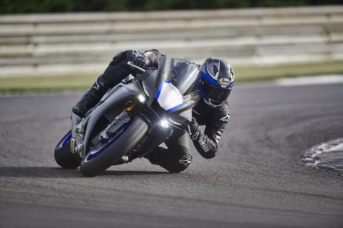 Yamaha YZF-R1 e YZF-R1M 2020. Più affilata, raffinata e bella (13)