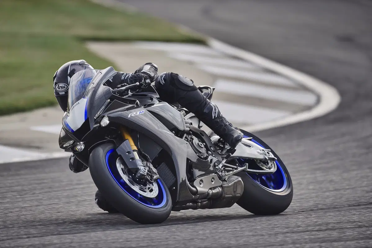 Yamaha YZF-R1 e YZF-R1M 2020. Più affilata, raffinata e bella (14)