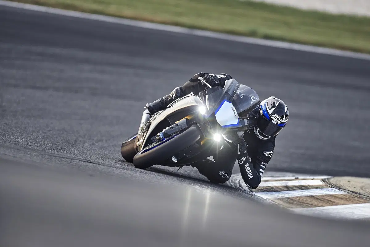 Yamaha YZF-R1 e YZF-R1M 2020. Più affilata, raffinata e bella (15)
