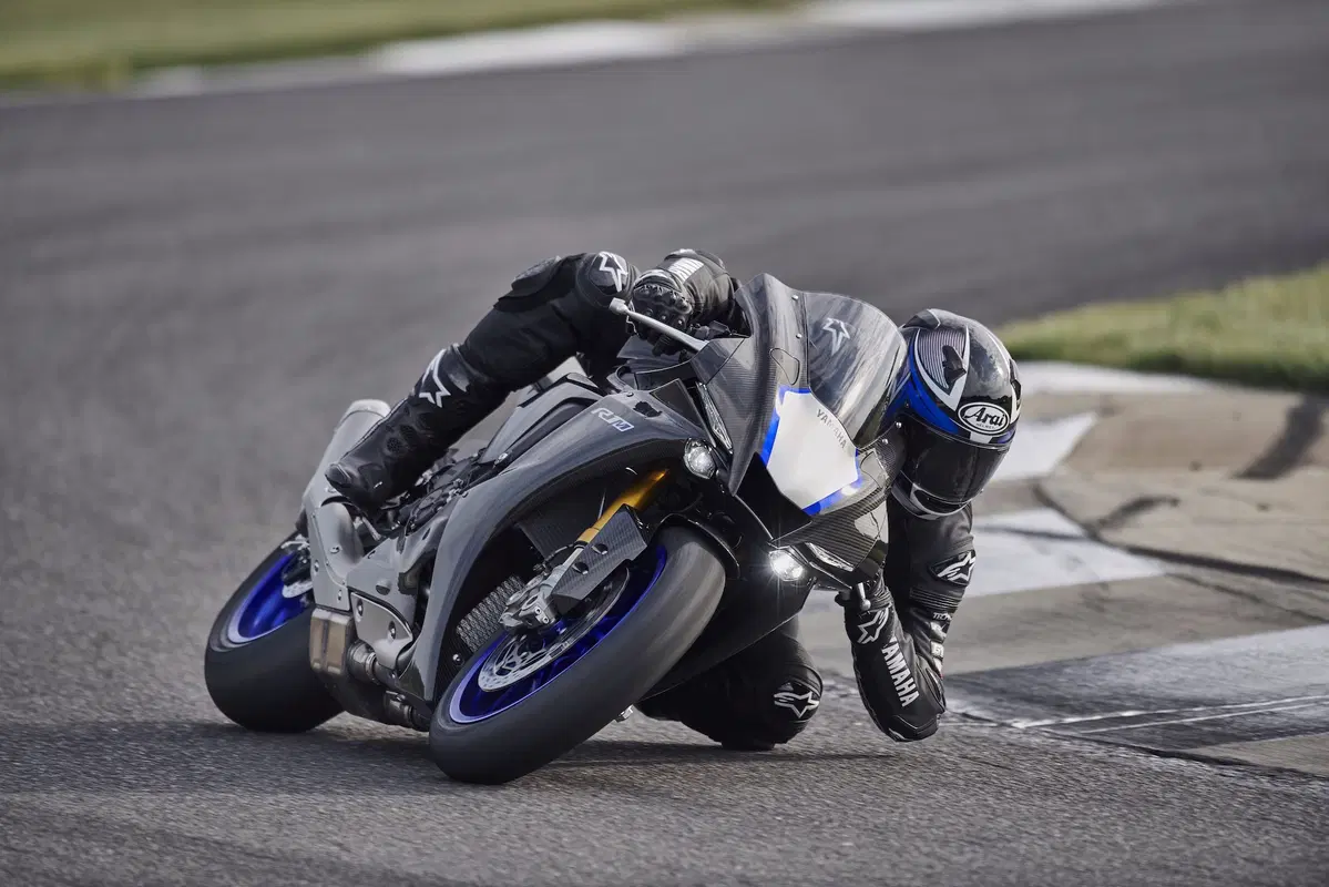 Yamaha YZF-R1 e YZF-R1M 2020. Più affilata, raffinata e bella (17)