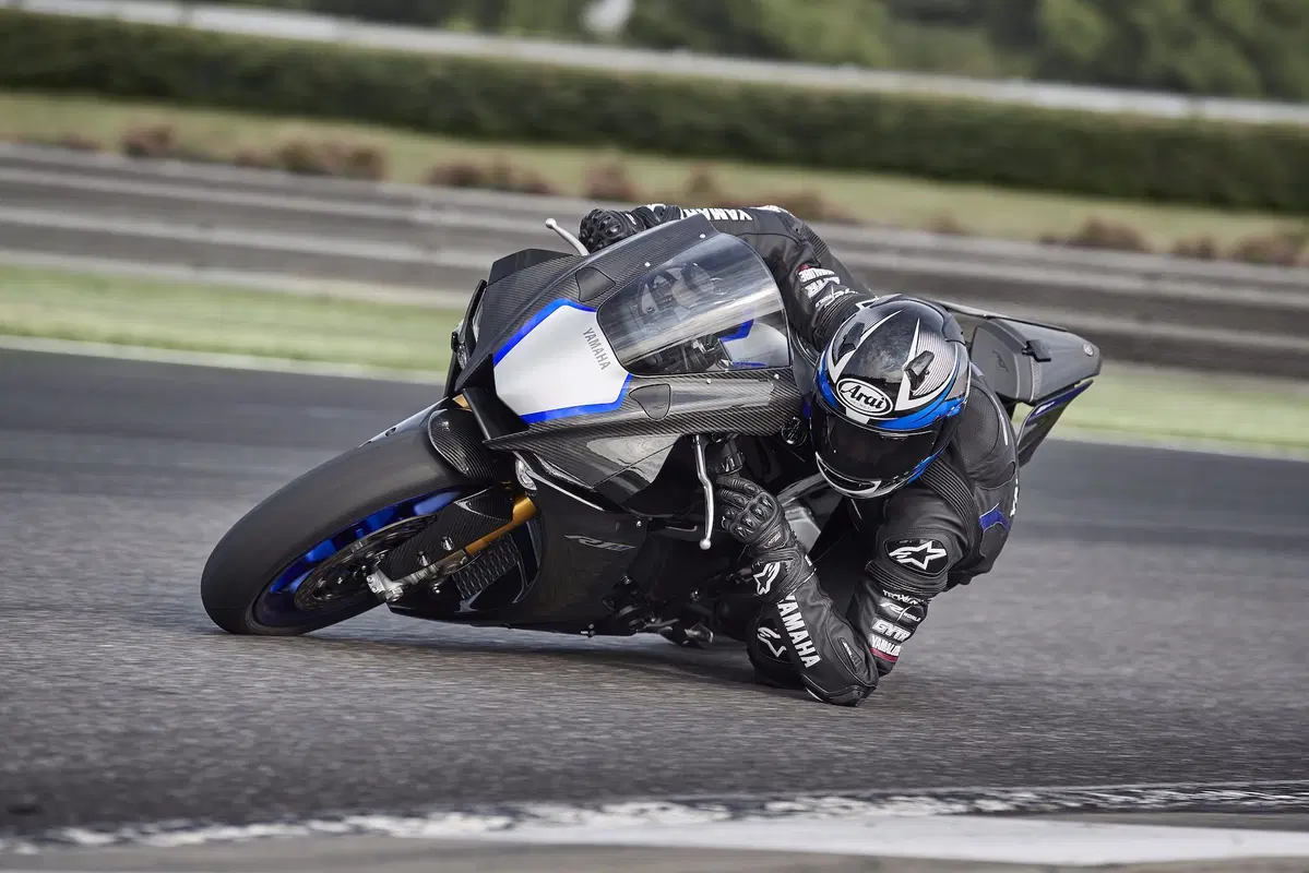 Yamaha YZF-R1 e YZF-R1M 2020. Più affilata, raffinata e bella (16)