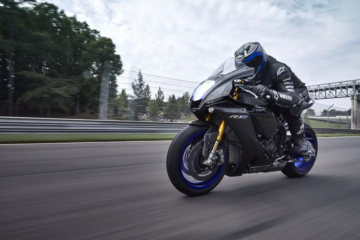 Yamaha YZF-R1 e YZF-R1M 2020. Più affilata, raffinata e bella (19)