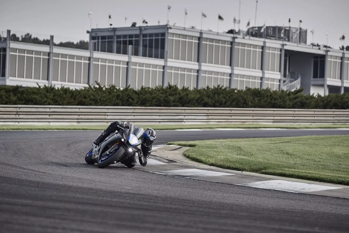 Yamaha YZF-R1 e YZF-R1M 2020. Più affilata, raffinata e bella (18)