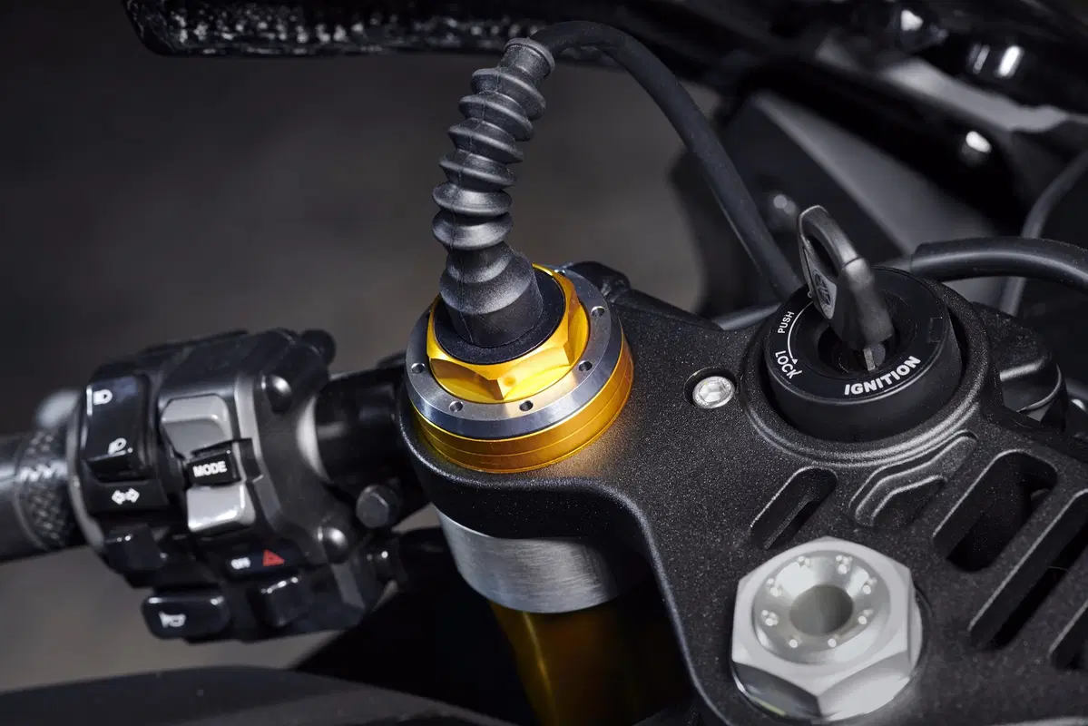 Yamaha YZF-R1 e YZF-R1M 2020. Più affilata, raffinata e bella (3)