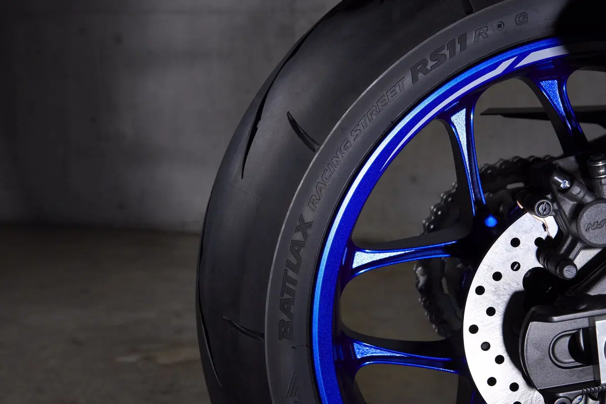Yamaha YZF-R1 e YZF-R1M 2020. Più affilata, raffinata e bella (4)