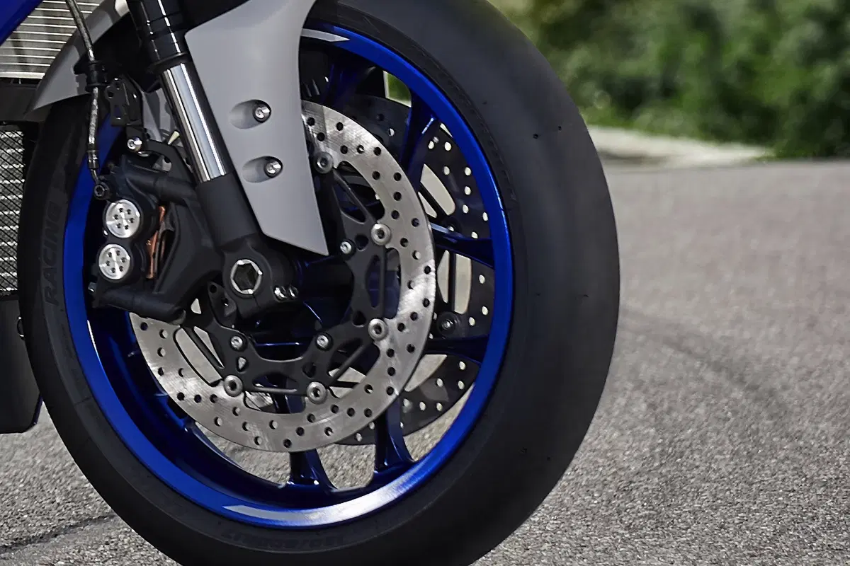 Yamaha YZF-R1 e YZF-R1M 2020. Più affilata, raffinata e bella (7)