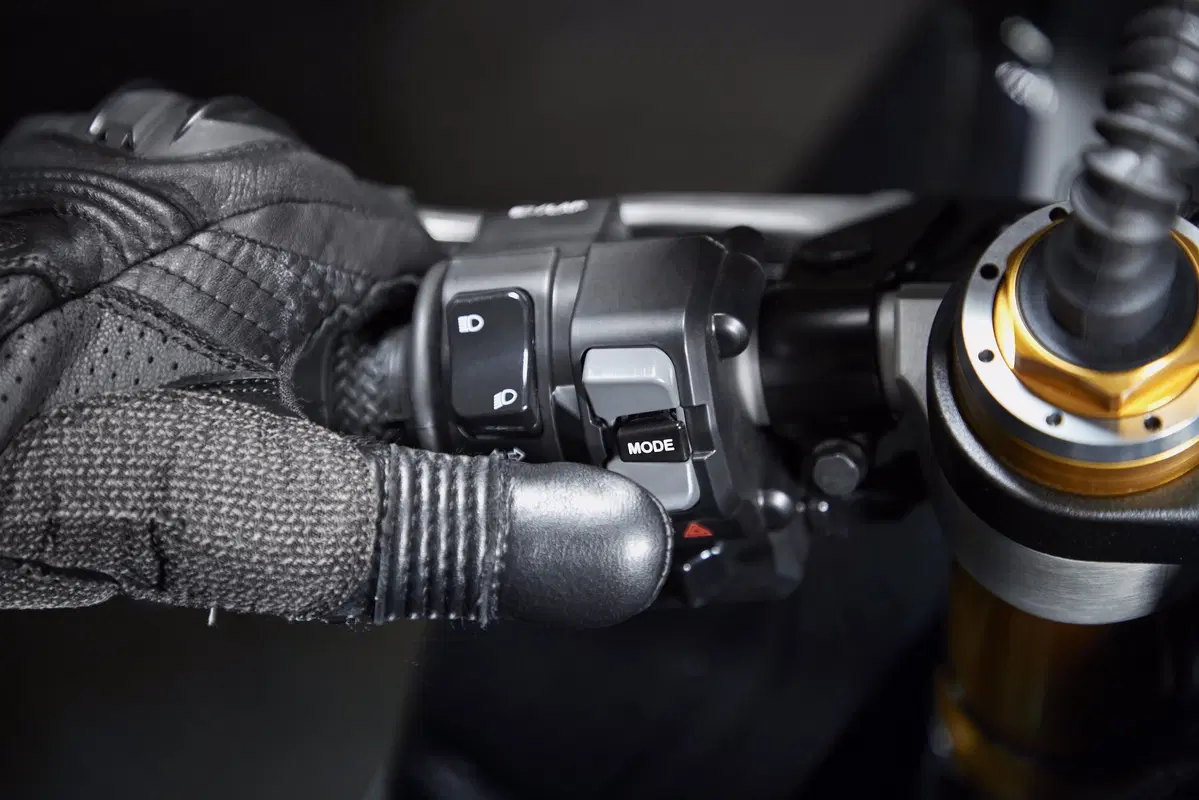 Yamaha YZF-R1 e YZF-R1M 2020. Più affilata, raffinata e bella (3)
