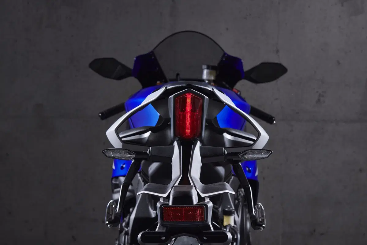 Yamaha YZF-R1 e YZF-R1M 2020. Più affilata, raffinata e bella (28)