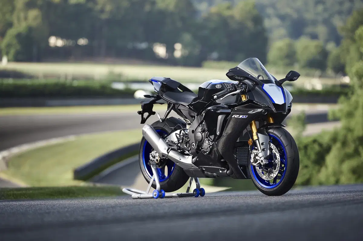 Yamaha YZF-R1 e YZF-R1M 2020. Più affilata, raffinata e bella (37)