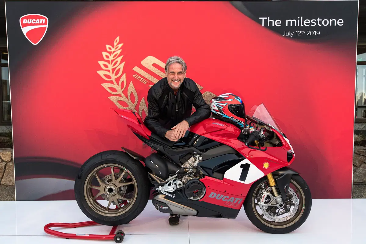 Ducati Panigale V4 25° Anniversario 916: saranno 500 a 41.900 euro (8)