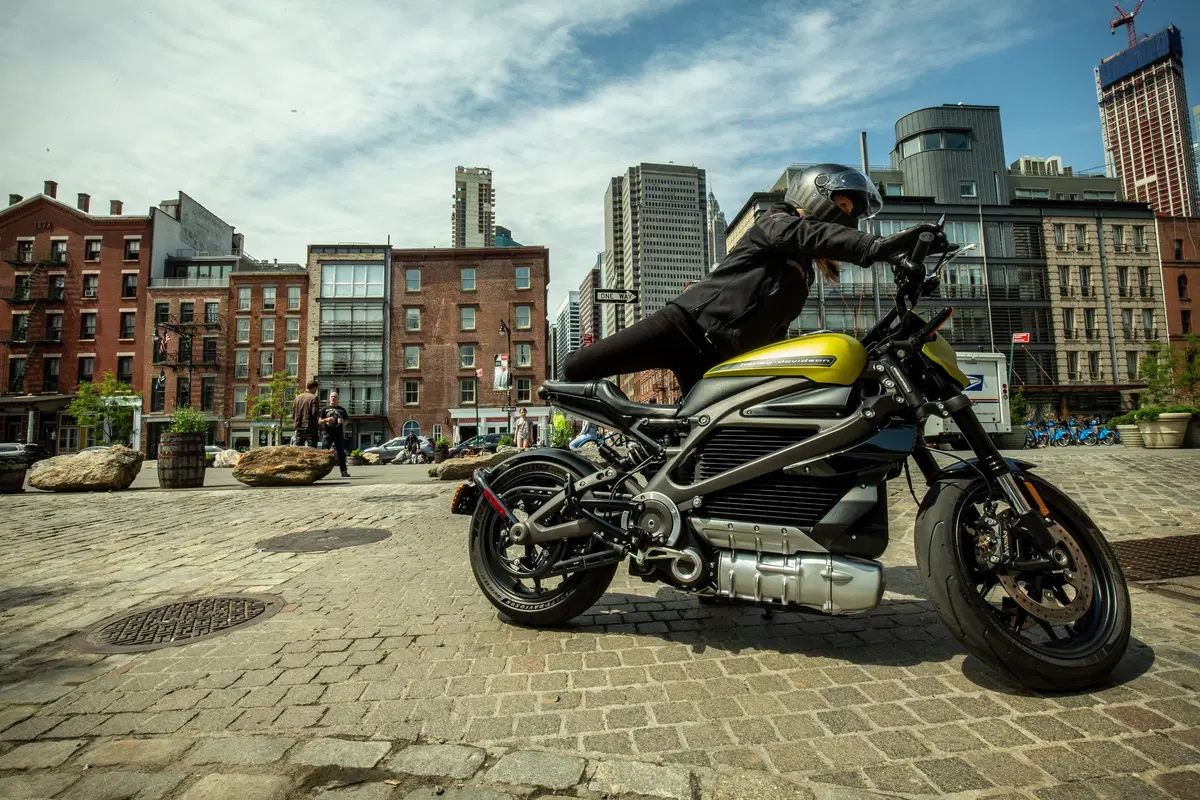 Harley-Davidson LiveWire: TEST, come va la prima elettrica di Milwaukee (7)
