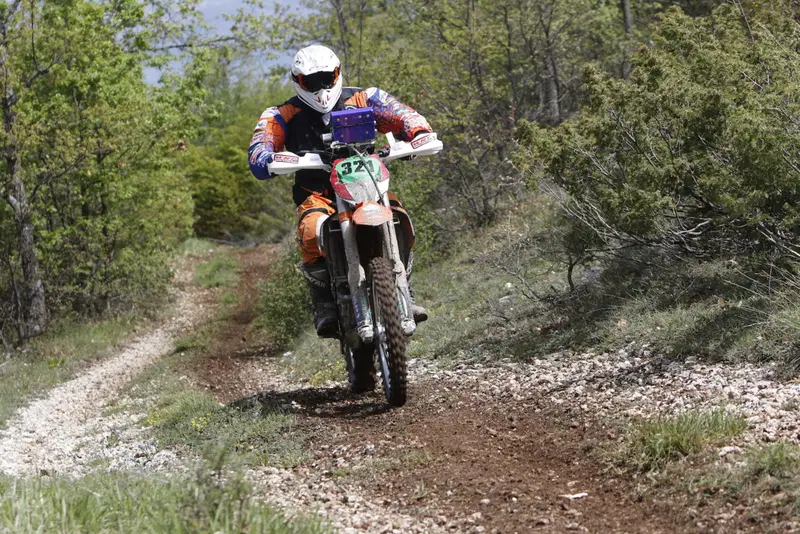 Appassionato autentico, Giovanni Copioli appena pu&ograve; torna in sella all'amata moto da enduro, anche in occasione di qualche gara ufficiale: un Presidente praticante!