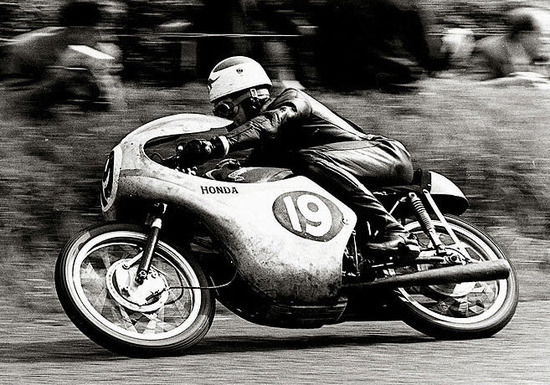 L'australiano Tom Phillis conquista la prima vittoria Honda, al TT del 1961