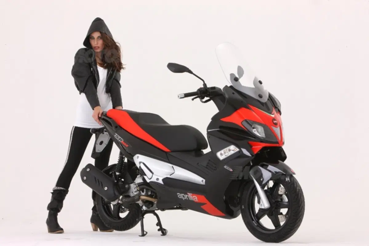 Aprilia SR MAX 125 e 300 (2)