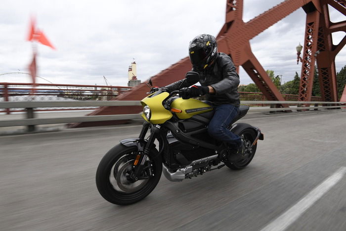 Il nostro test sulle strade di Portland, in Oregon. La nuova Harley in città è davvero facile, però si avverte il peso in manovra