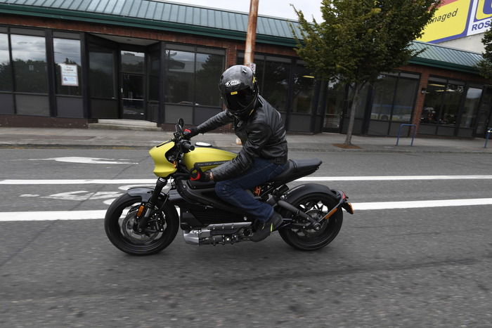 La moto è comoda, ma lo spazio per il passeggero è ridotto all'osso