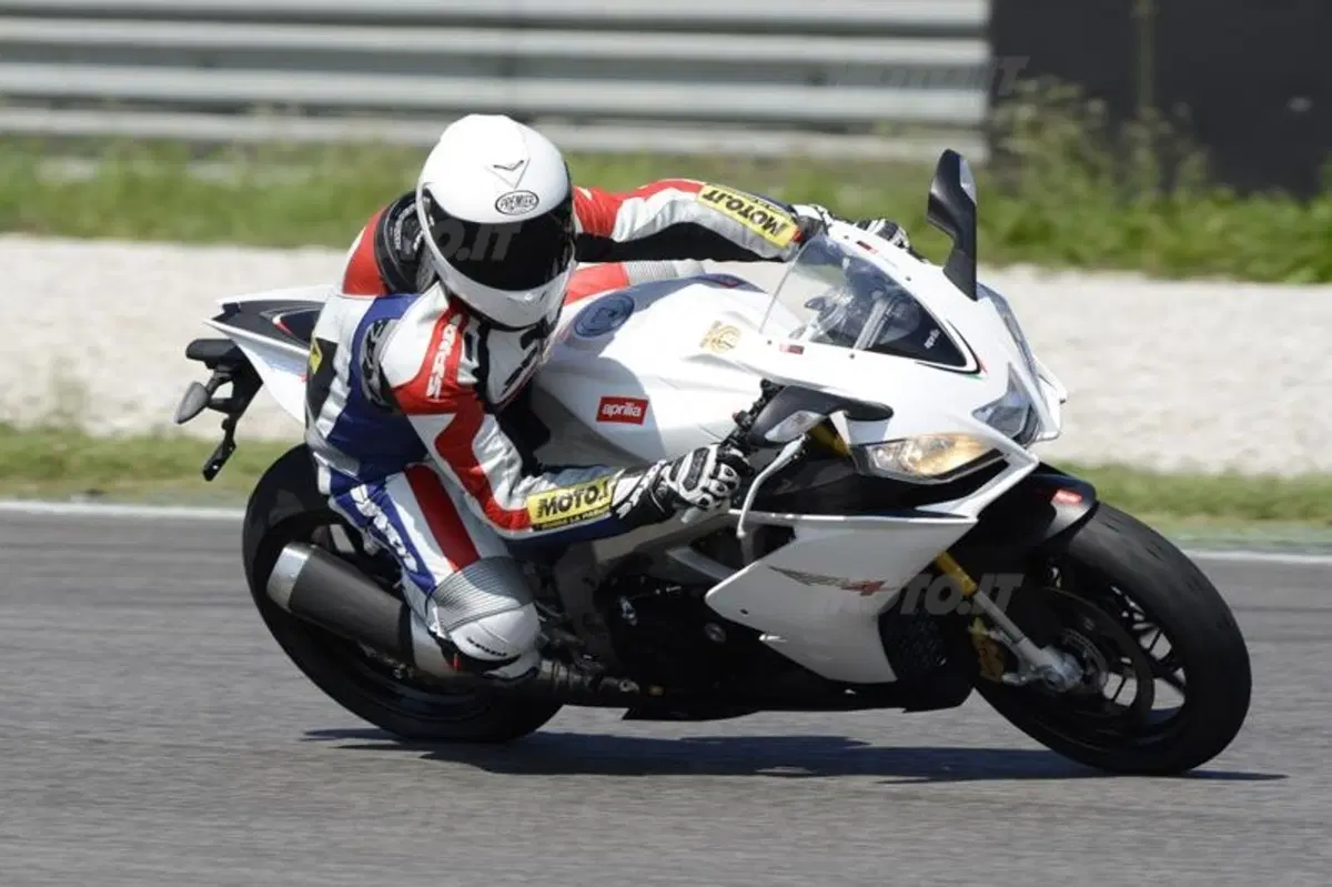 Aprilia RSV4 R APRC  (2)