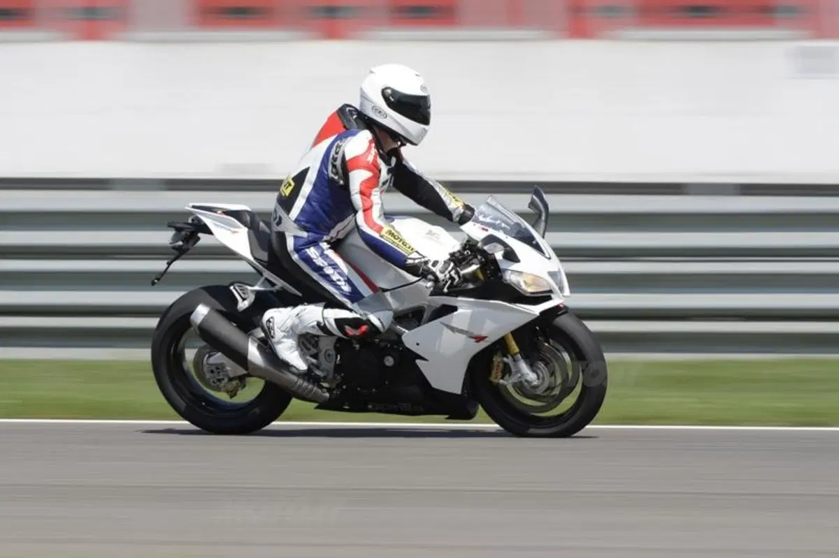 Aprilia RSV4 R APRC  (3)