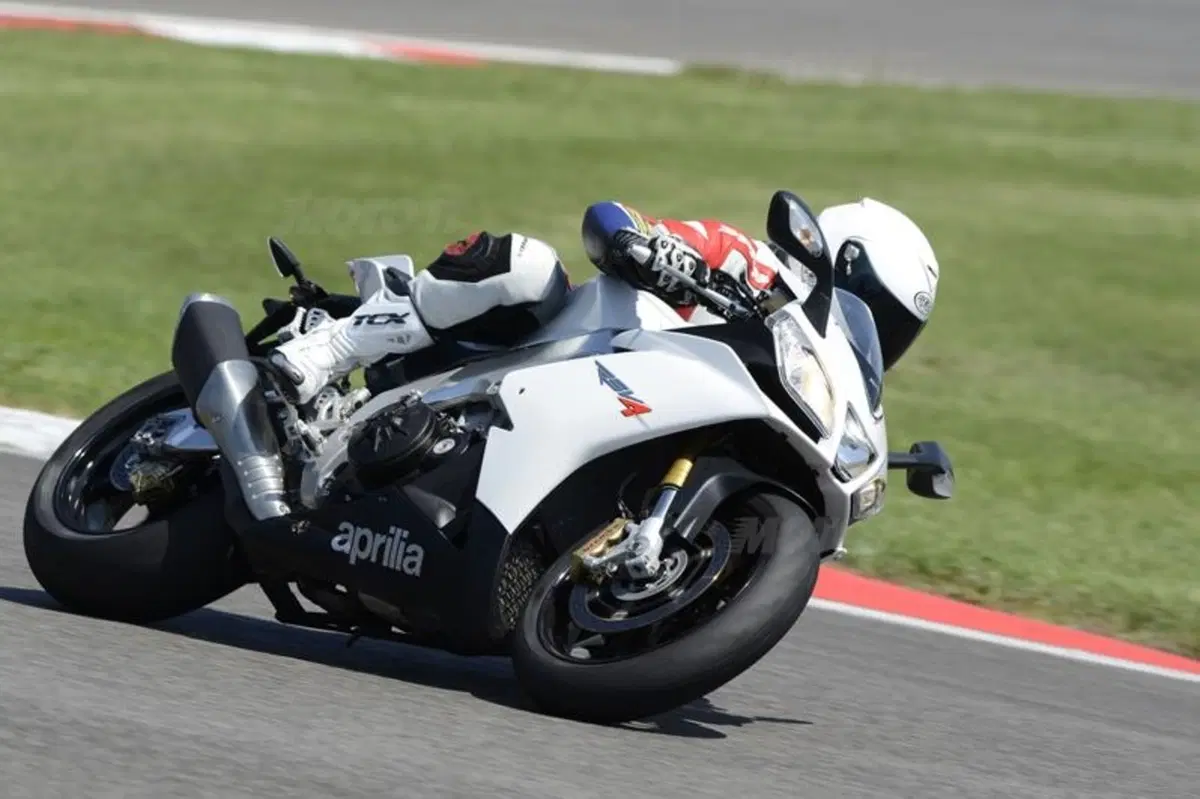 Aprilia RSV4 R APRC  (4)