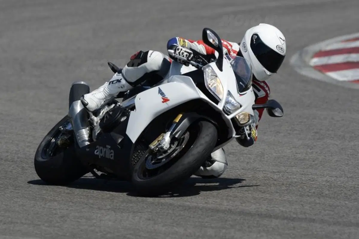 Aprilia RSV4 R APRC  (6)