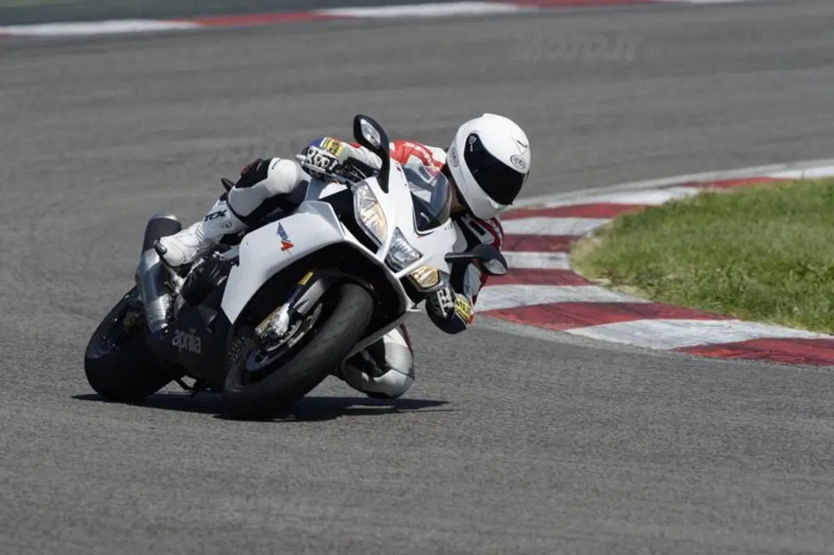 Aprilia RSV4 R APRC  (7)