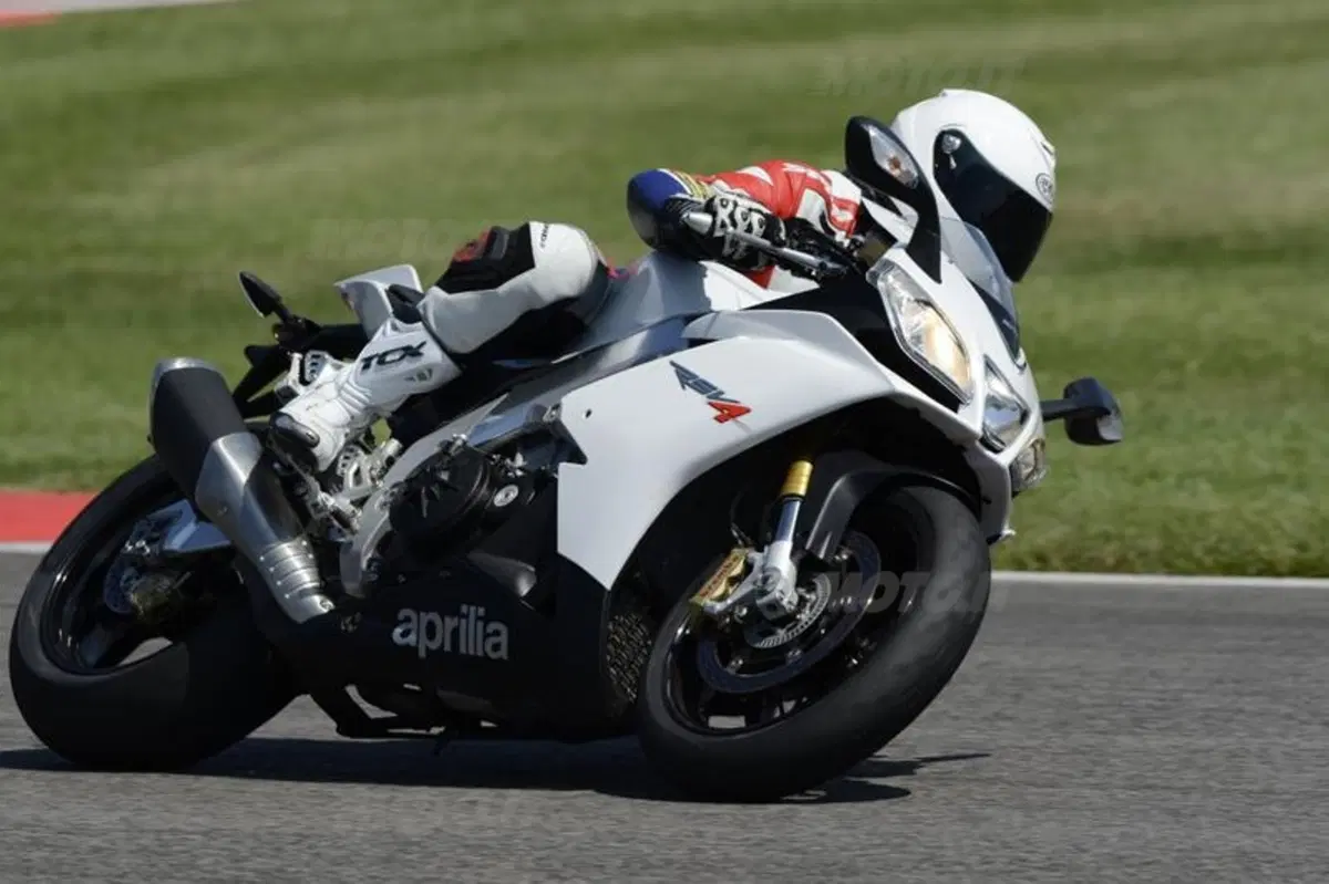 Aprilia RSV4 R APRC  (8)