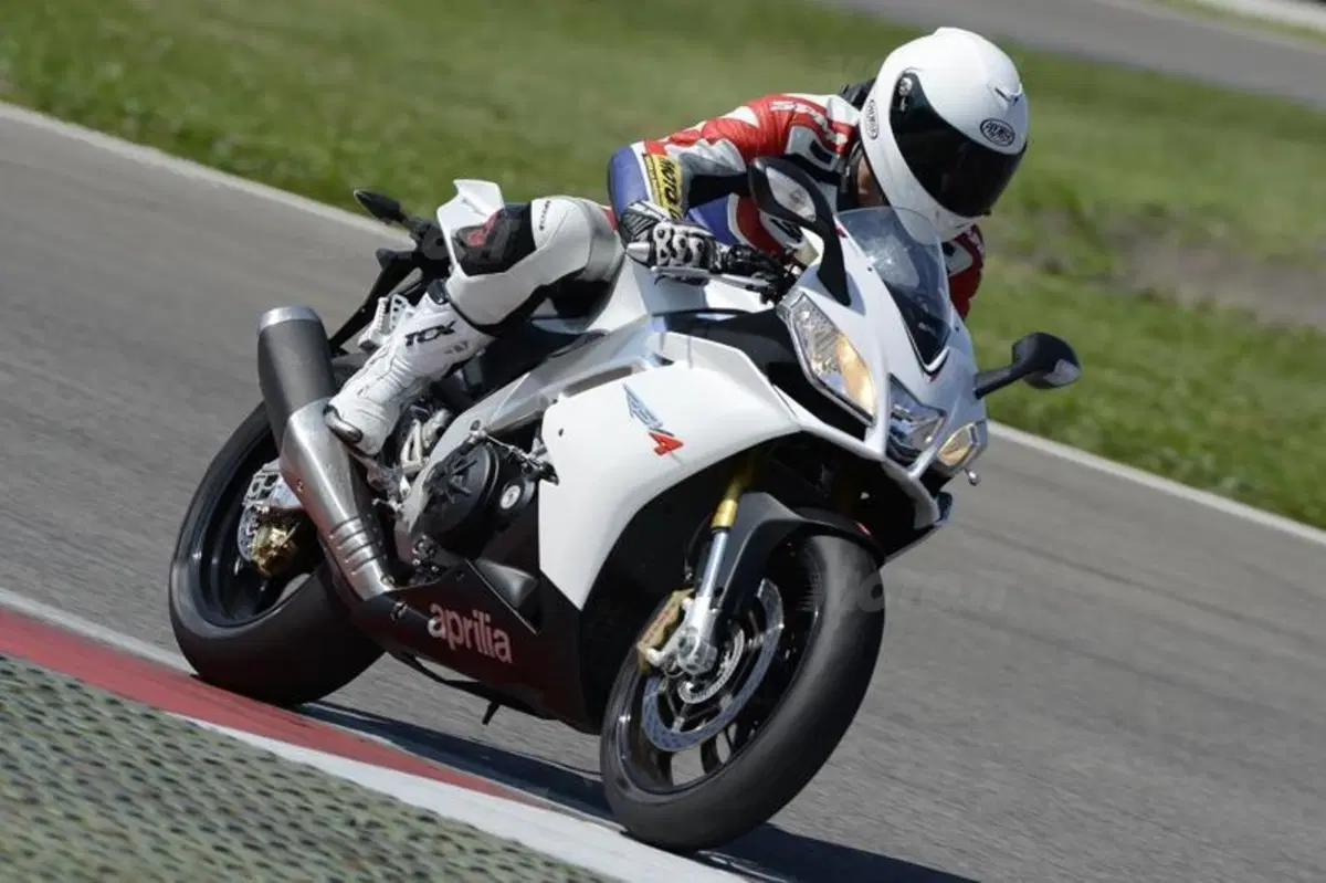 Aprilia RSV4 R APRC  (9)