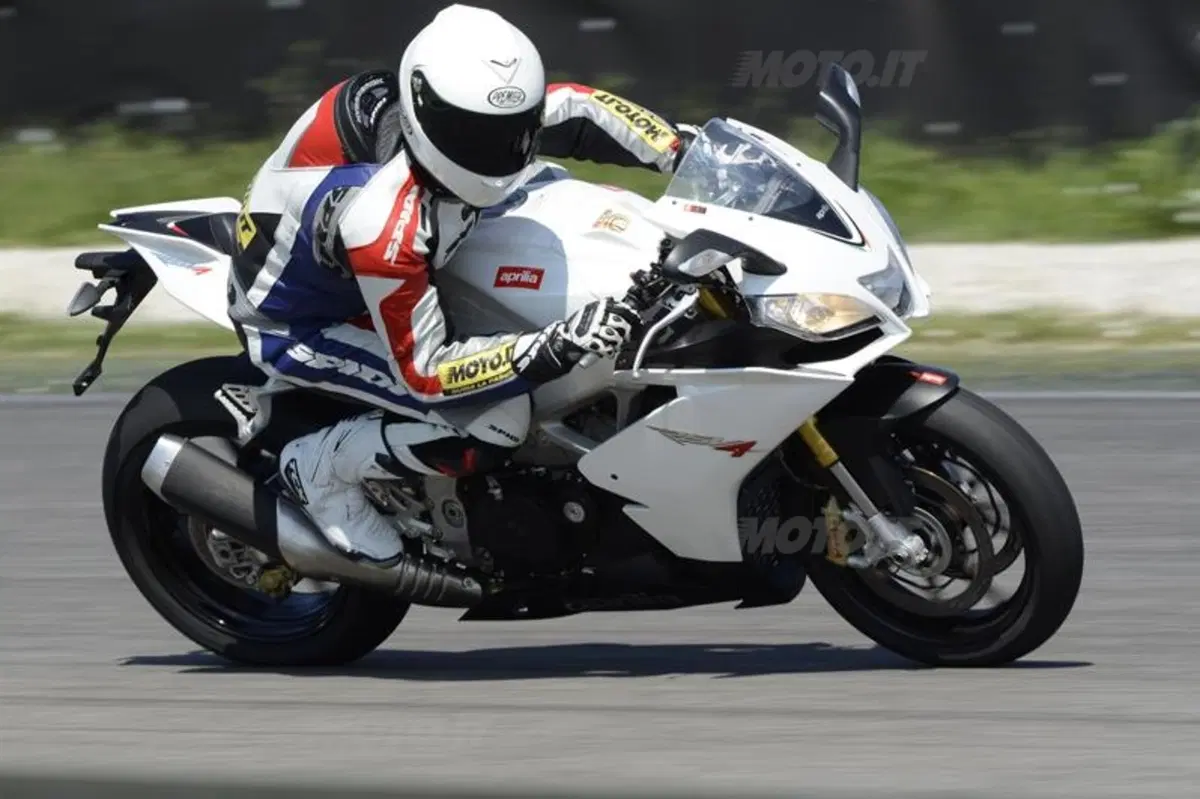 Aprilia RSV4 R APRC  (10)