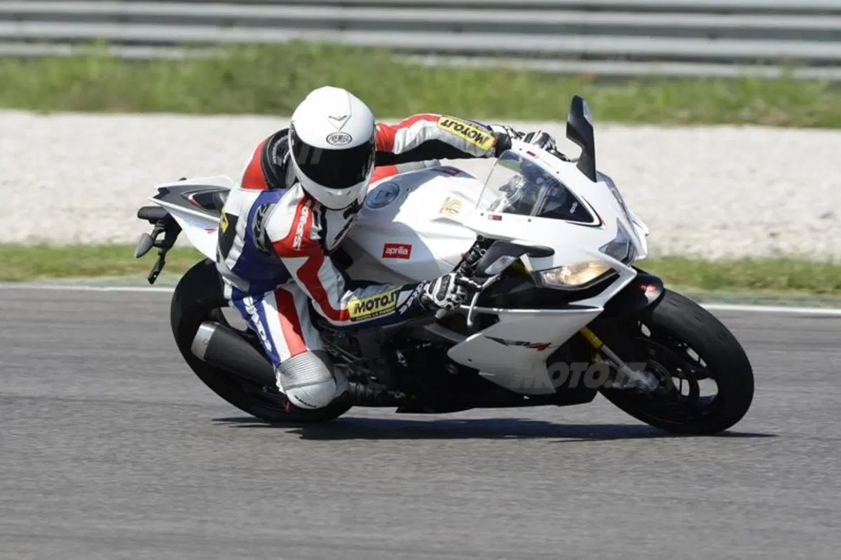 Aprilia RSV4 R APRC  (11)
