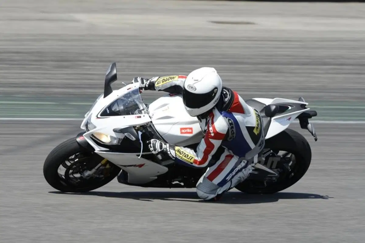 Aprilia RSV4 R APRC  (12)