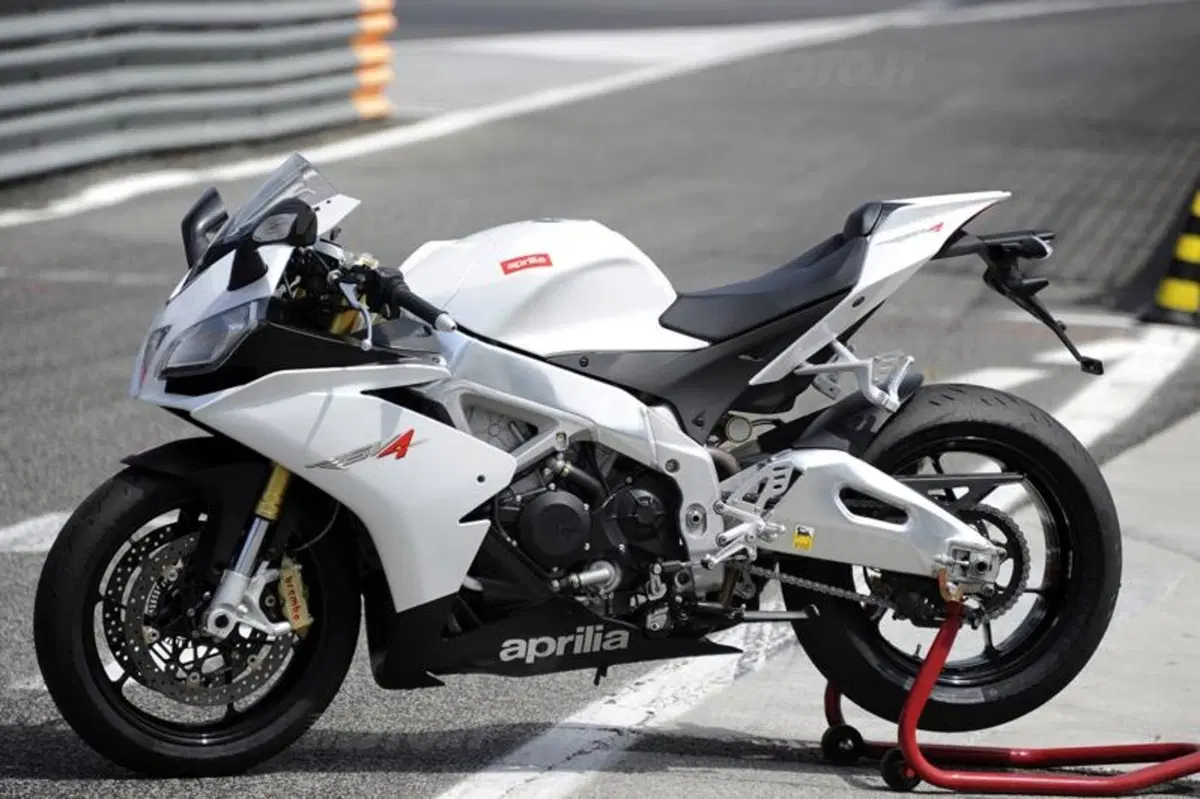 Aprilia RSV4 R APRC  (16)