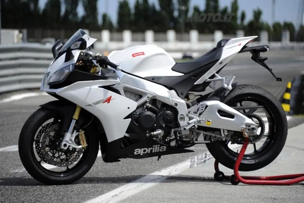Aprilia RSV4 R APRC  (17)