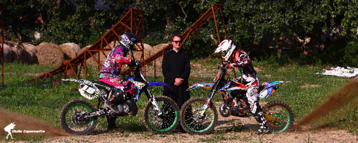 Don Guido. Il primo prete a fare Back Flip!