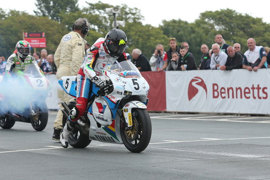 Bruce Anstey sulla Yamaha YZR 500 al Classic TT 2016