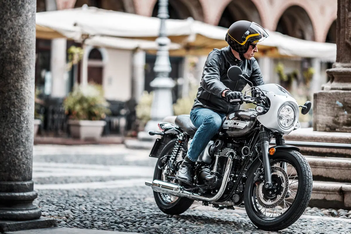 Kawasaki W800 Street e W800 Cafe. La classica si sdoppia. TEST (3)