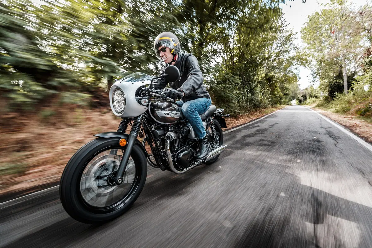 Kawasaki W800 Street e W800 Cafe. La classica si sdoppia. TEST
