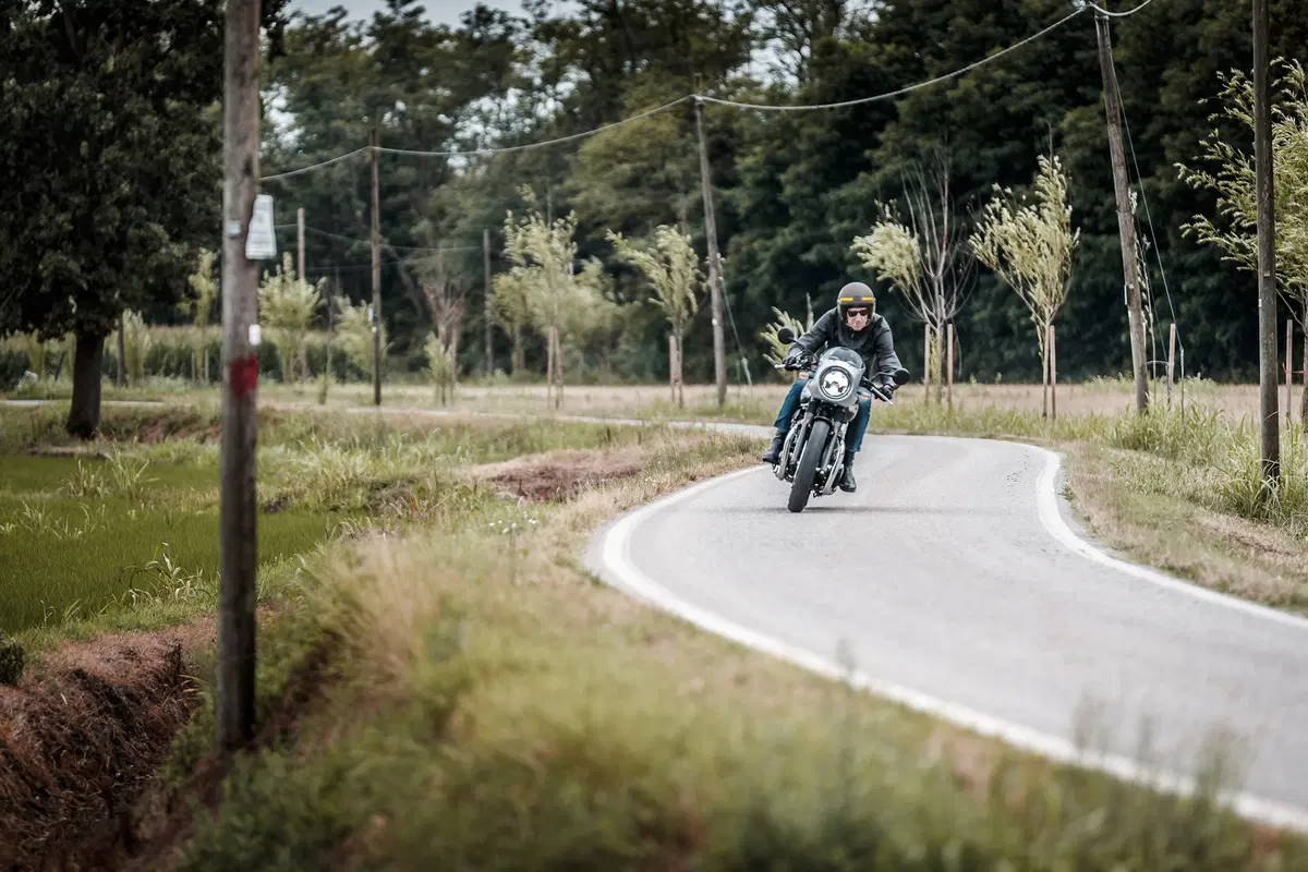 Kawasaki W800 Street e W800 Cafe. La classica si sdoppia. TEST (9)