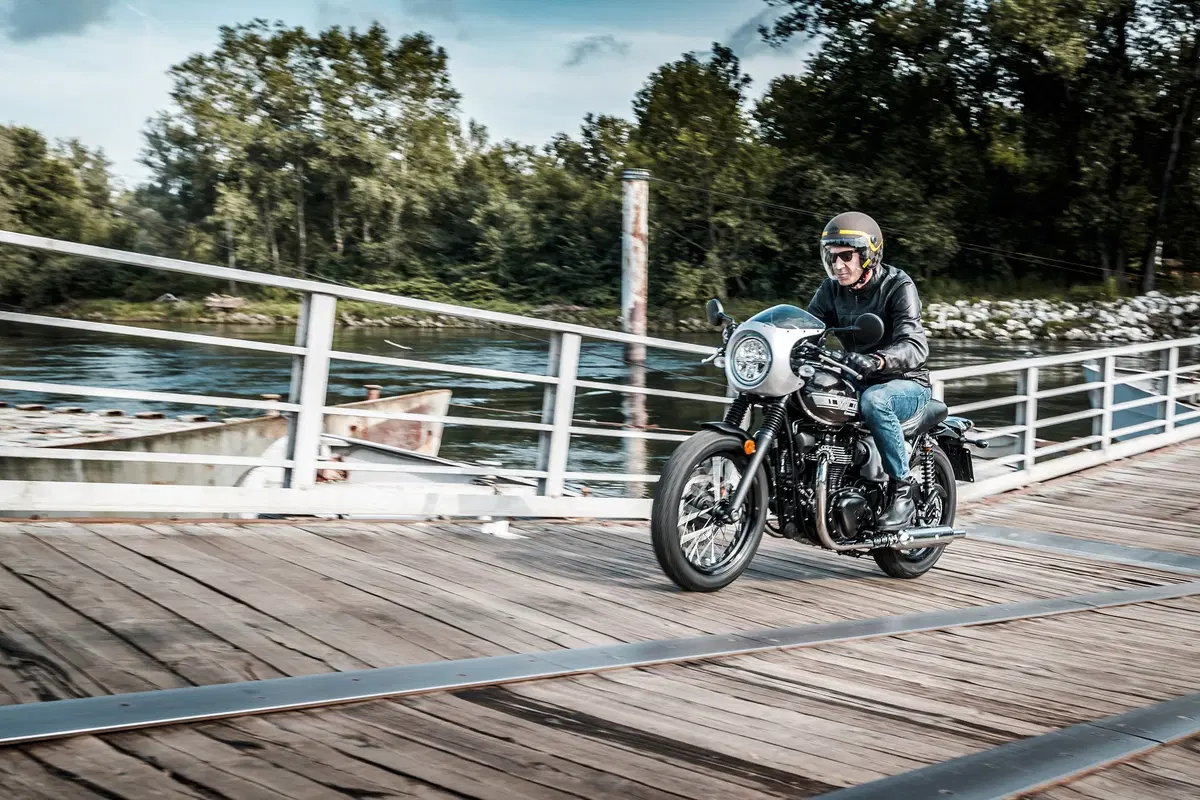 Kawasaki W800 Street e W800 Cafe. La classica si sdoppia. TEST (7)