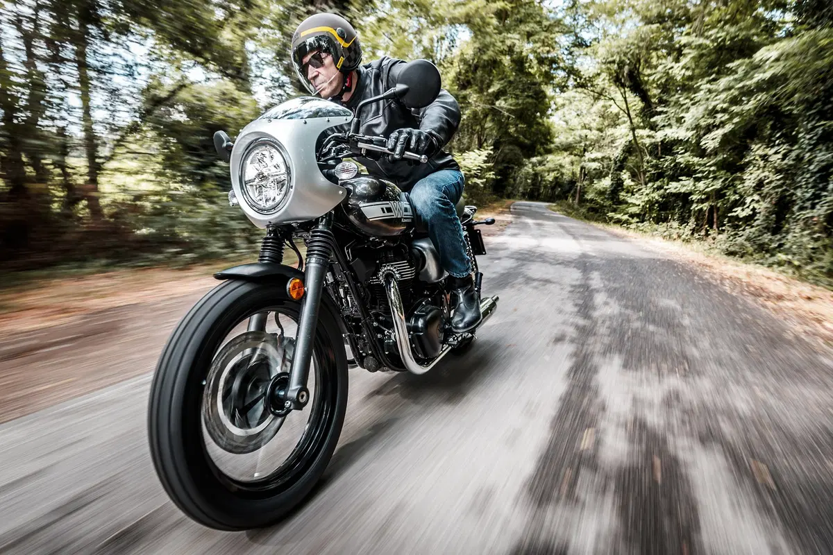 Kawasaki W800 Street e W800 Cafe. La classica si sdoppia. TEST (6)