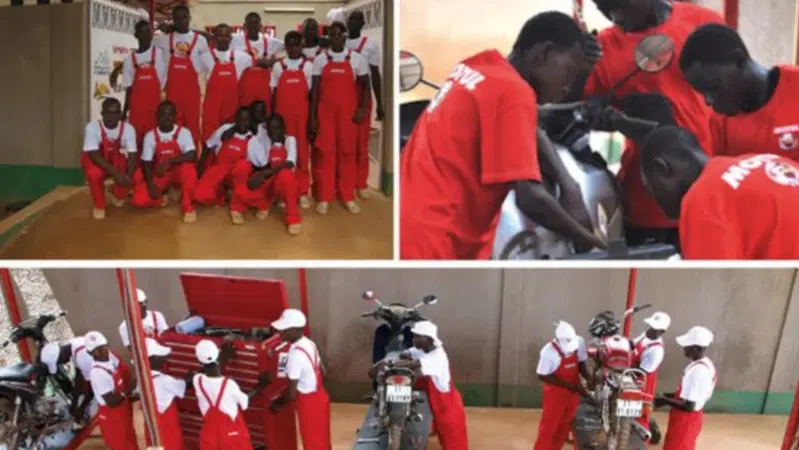 Ciapa la Moto bikini bike wash per Garage Italia in Burkina Faso