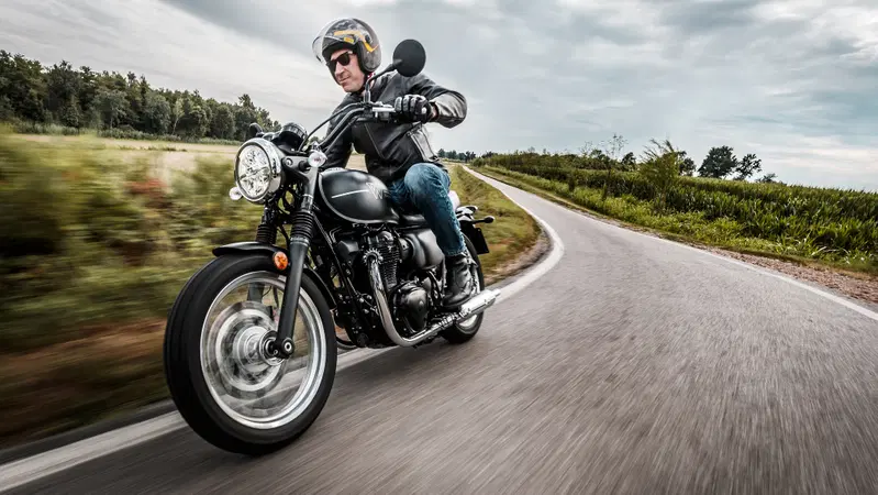 Kawasaki W800 Street e W800 Caf&egrave; (TEST). La classica si sdoppia