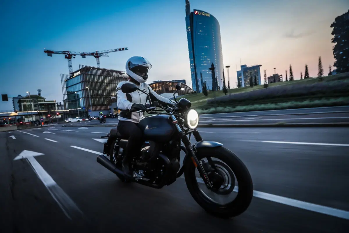 Moto Guzzi Night Pack, la V7 Stone Full LED
